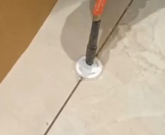 前进瓷砖空鼓维修公司专业解答瓷砖在铺贴过程中，如果没有涂抹均匀到位的粘结材料（如水泥砂浆或瓷砖胶），可能会导致以下问题