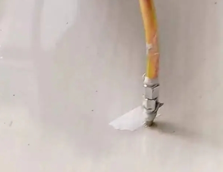 前进瓷砖空鼓维修公司专业解答在瓷砖铺贴过程中，如果使用的砂料过粗（如全部使用了粗砂），可能会导致以下问题