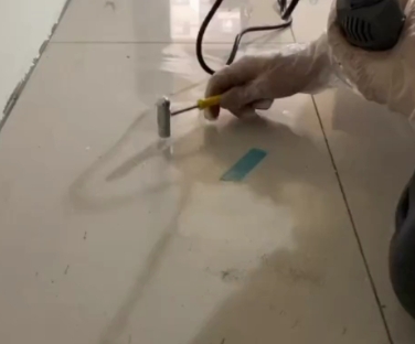前进瓷砖开裂维修公司专业分享瓷砖在铺贴前如果没有沥干水分，将会导致以下问题
