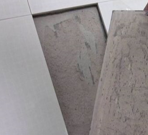 前进瓷砖空鼓维修公司分享瓷砖铺贴时如果打浆（即涂抹在瓷砖背面和基层上的砂浆或瓷砖胶）过少，会带来以下问题